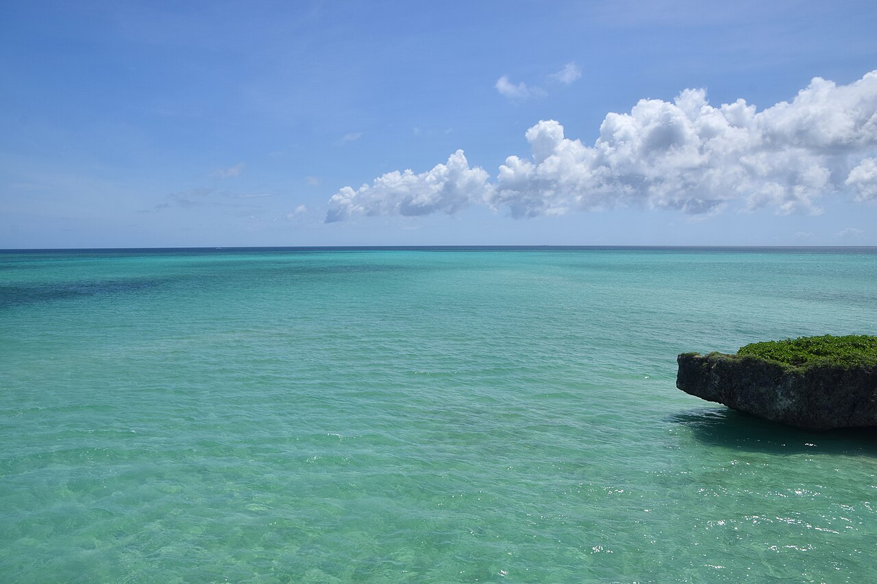미야코지마 산호초 해변의 투명한 바다