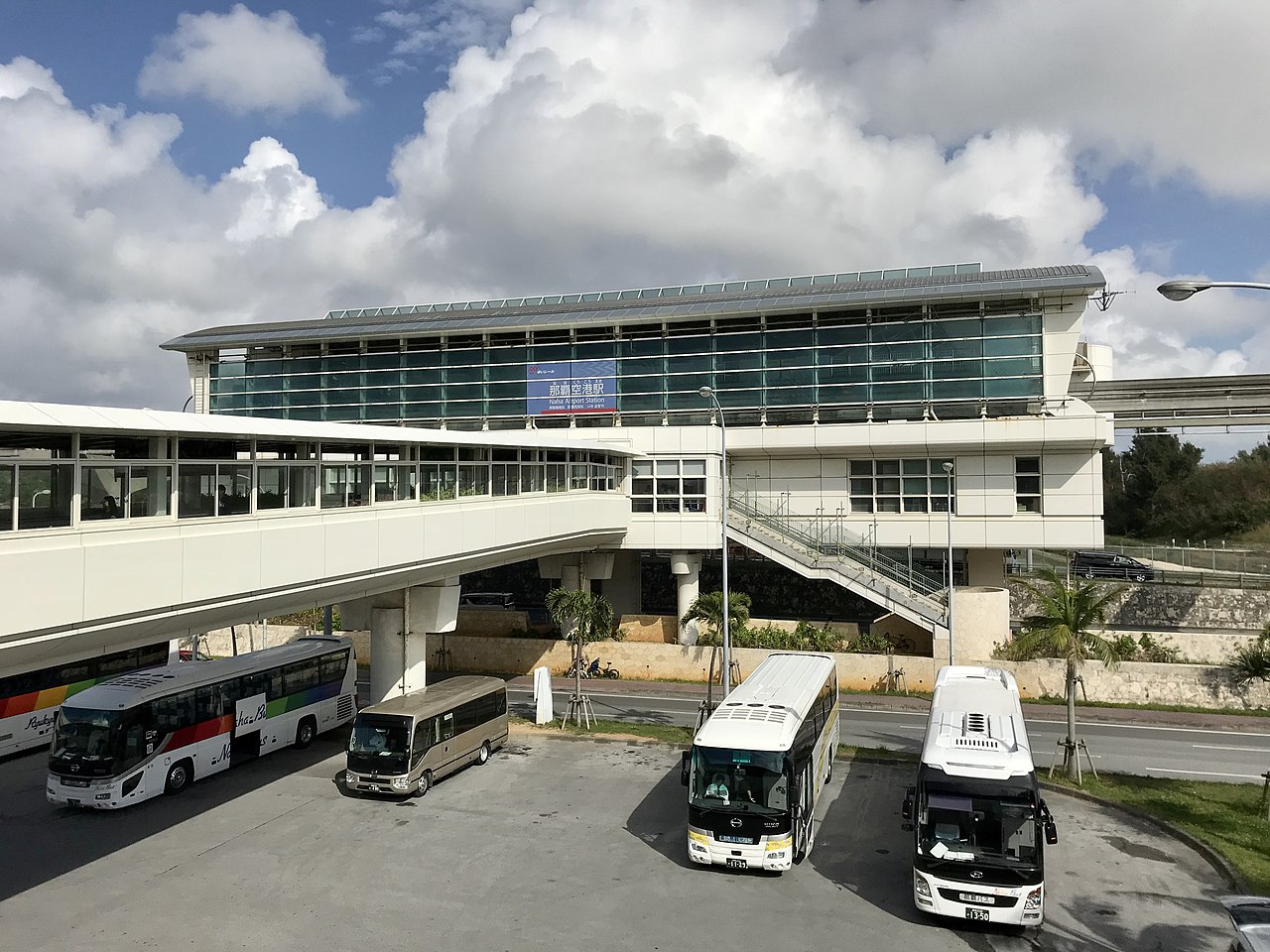 那覇空港駅ゆいレール駅舎