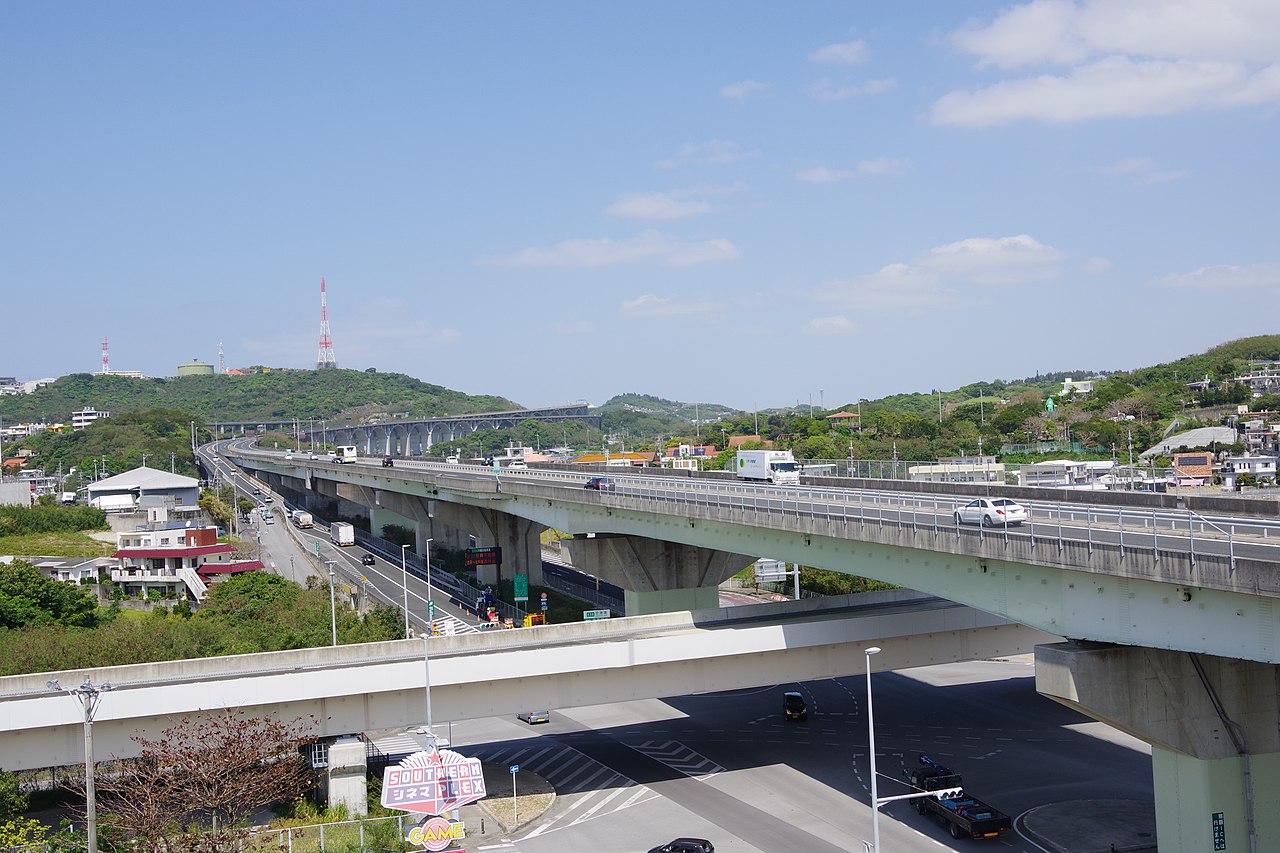 那覇空港自動車道の走行風景