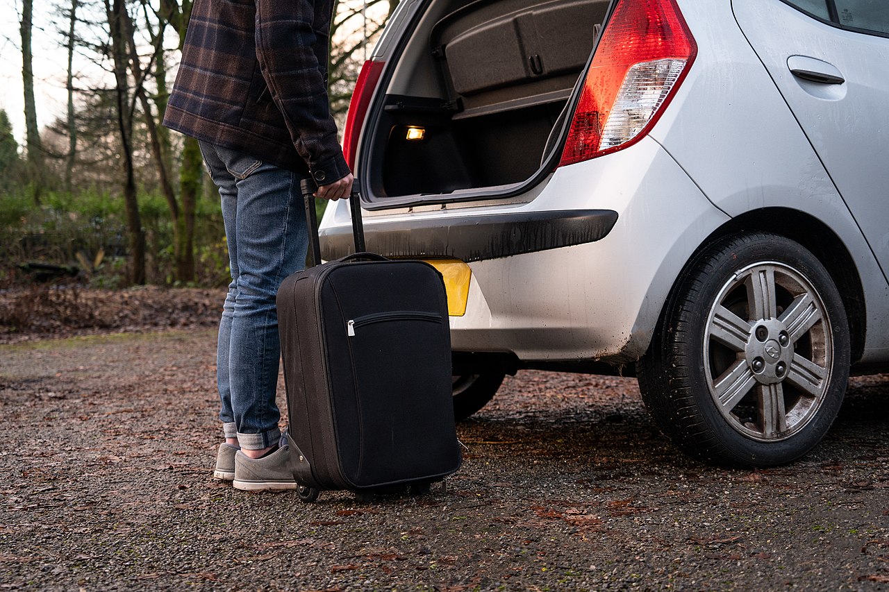 旅行準備 - 車に荷物を積む
