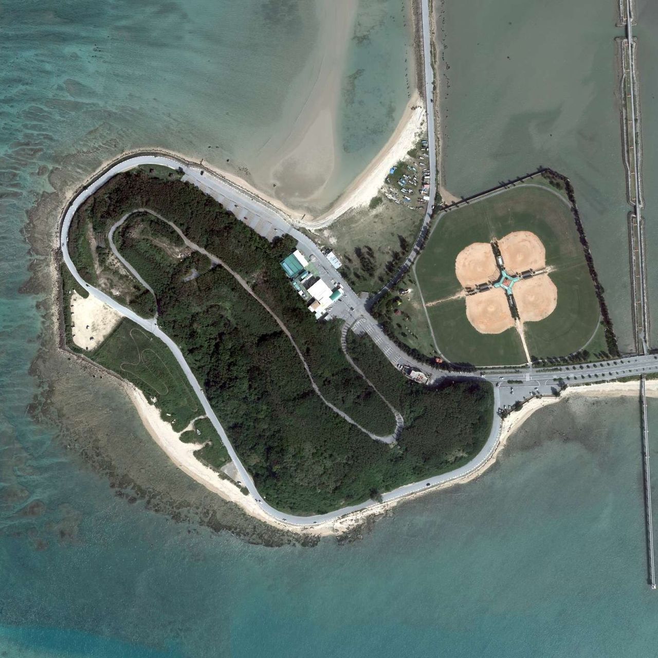 세나가지마 해변에서 바라본 비행기 이착륙 — 나하공항 활주로에서 약 600m 거리