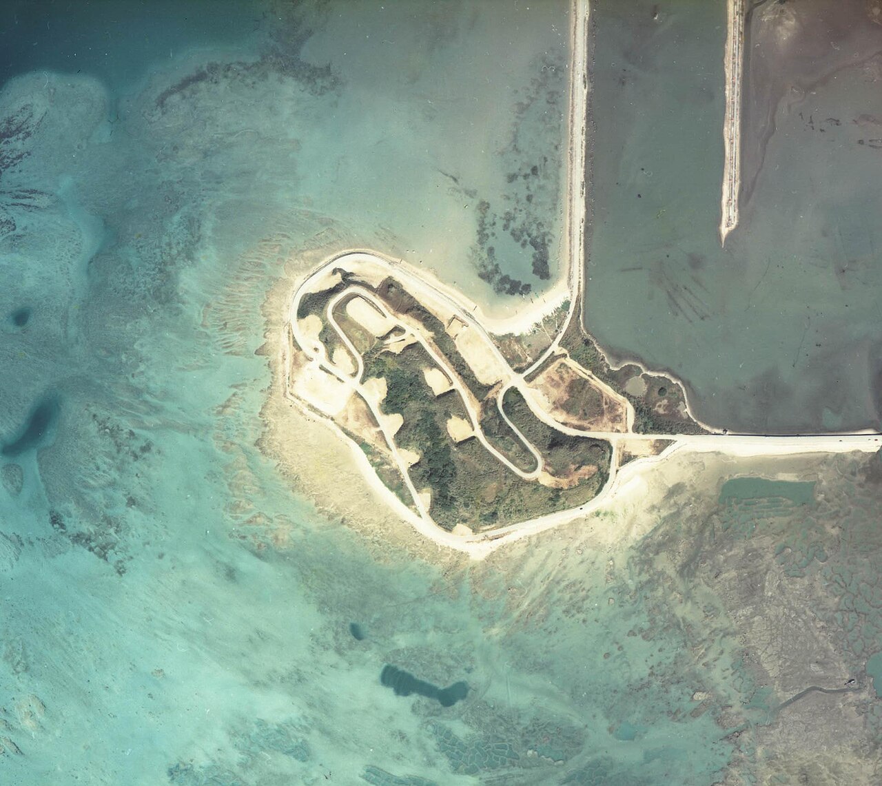 세나가지마(瀬長島) 항공 전경 — 나하공항 활주로 바로 남쪽에 위치한 작은 섬