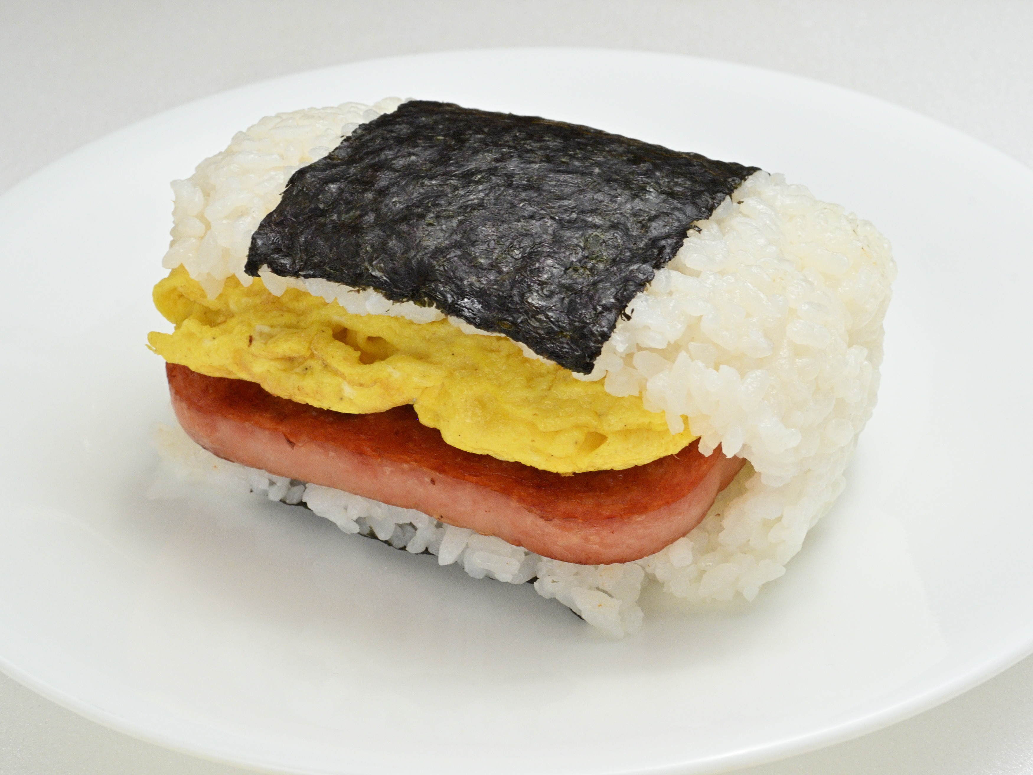 豬肉蛋飯糰——放上午餐肉和煎蛋的沖繩式飯糰