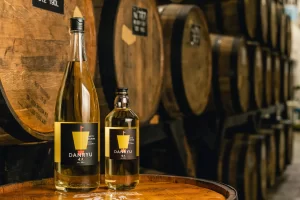 오크통 숙성 140년 전통의 아와모리의 명가, 카미무라주조