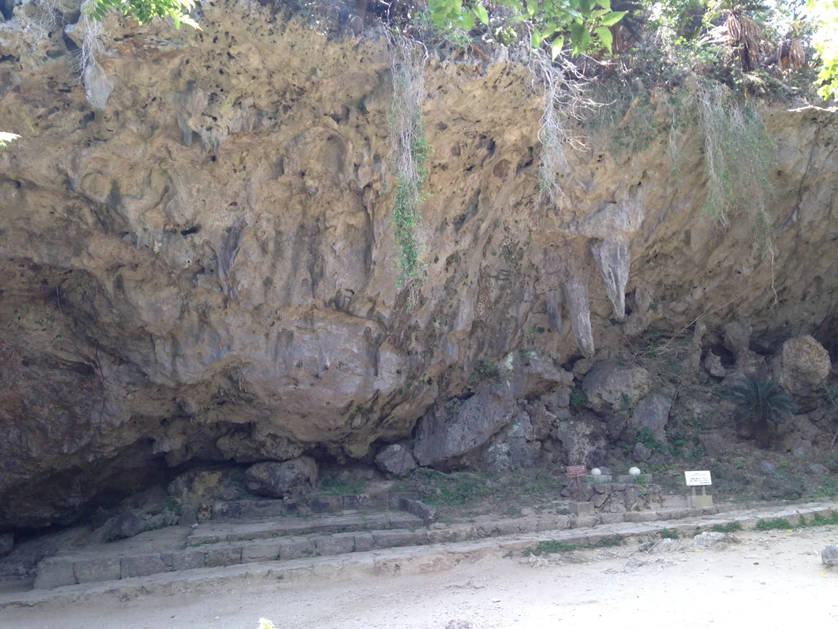 斎場御嶽 삼각형 바위(三庫理) - 오키나와 최고의 성지